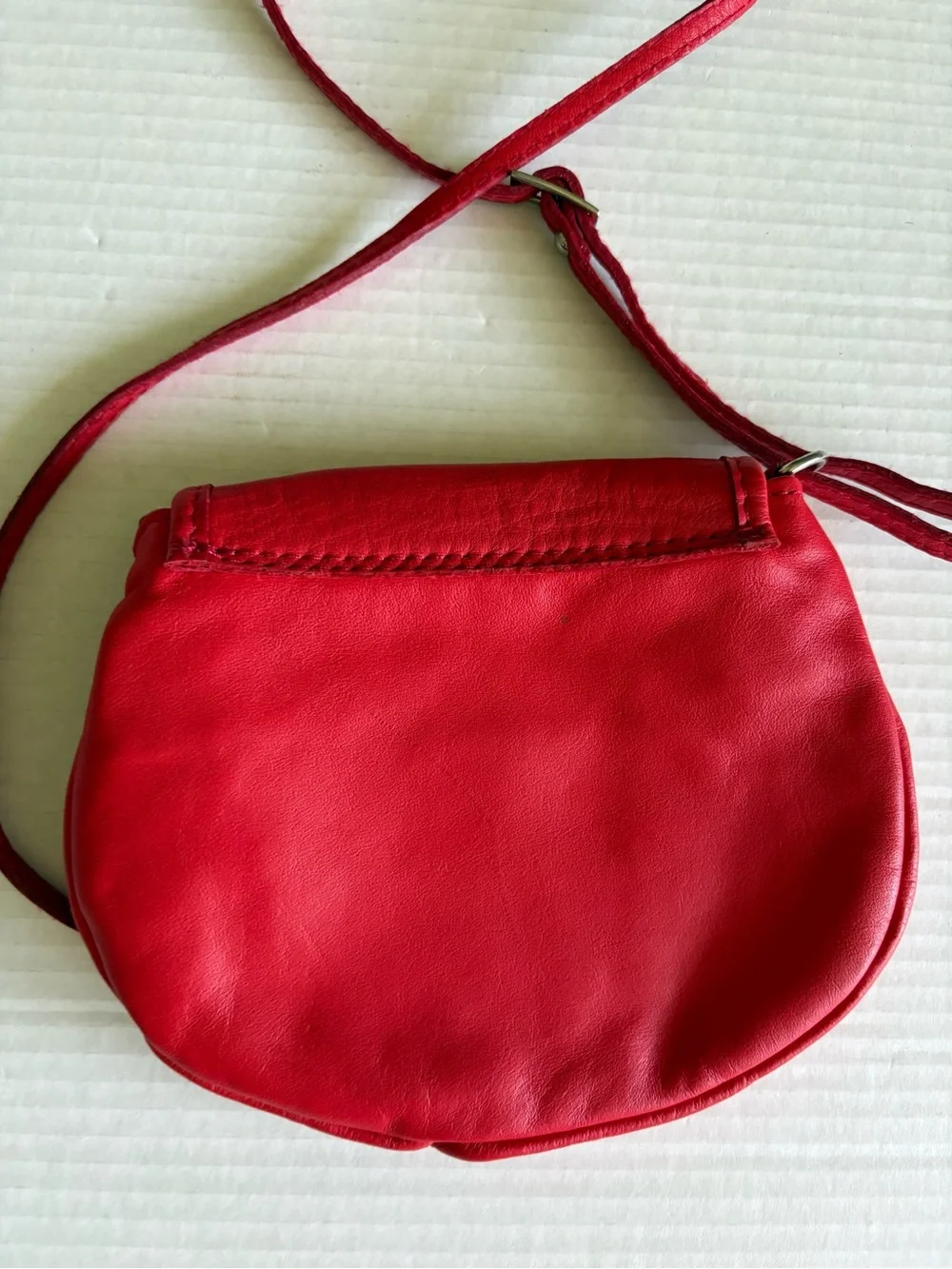 VERA PELLE Red Italian Leather Small Crossbody Bag Charming Round Shape Zipper